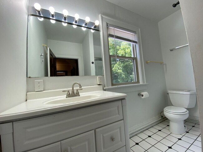 Building Photo - 2084 Waldeck Ave