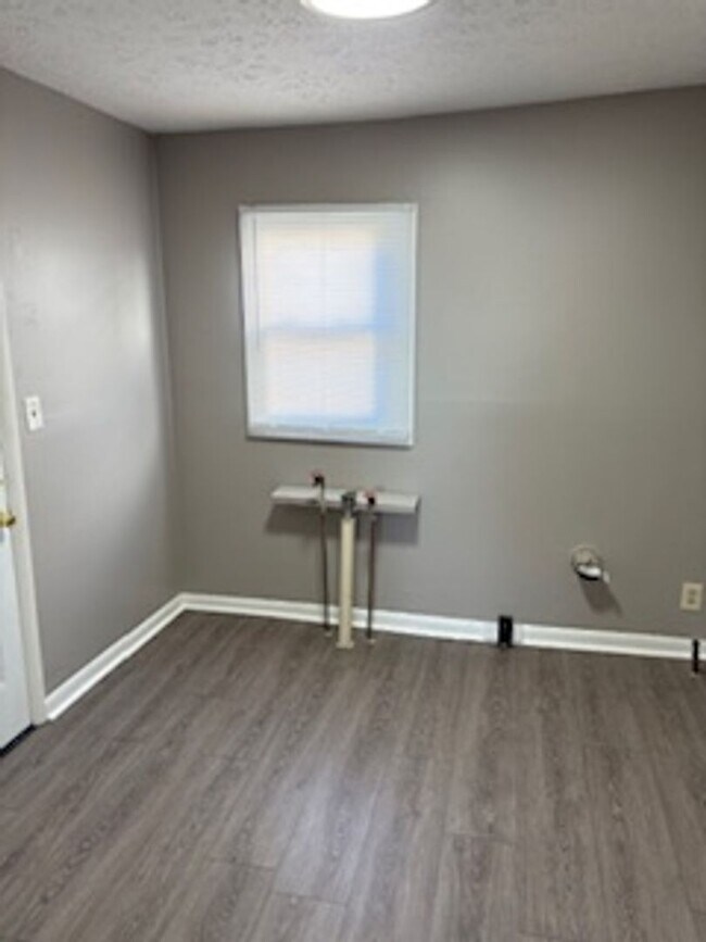 Building Photo - 2 Bedroom 1 Bathroom Home Available Now