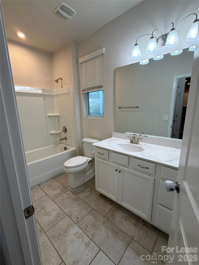 Building Photo - 1008 Fairbrae Ln