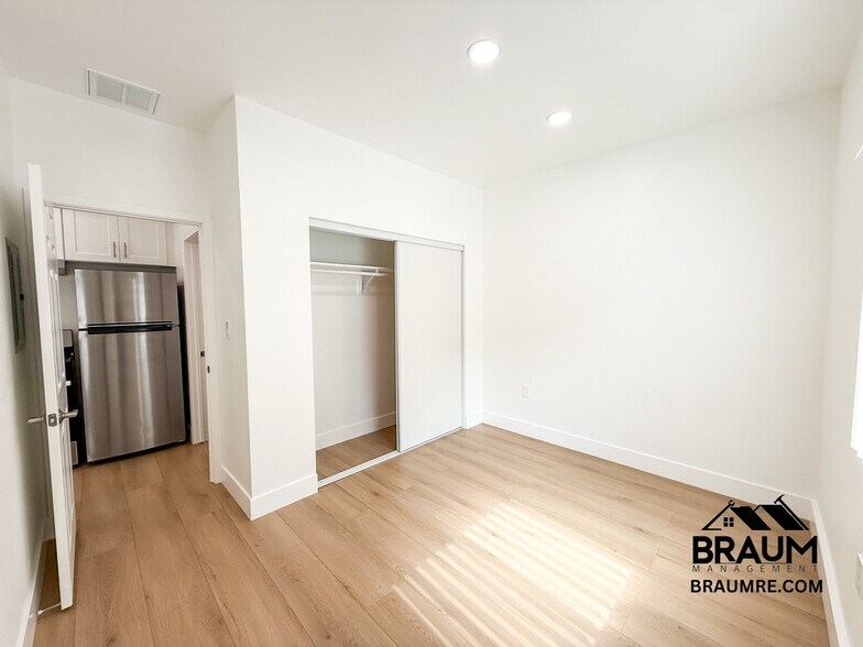 Building Photo - 1109 La Peer Dr