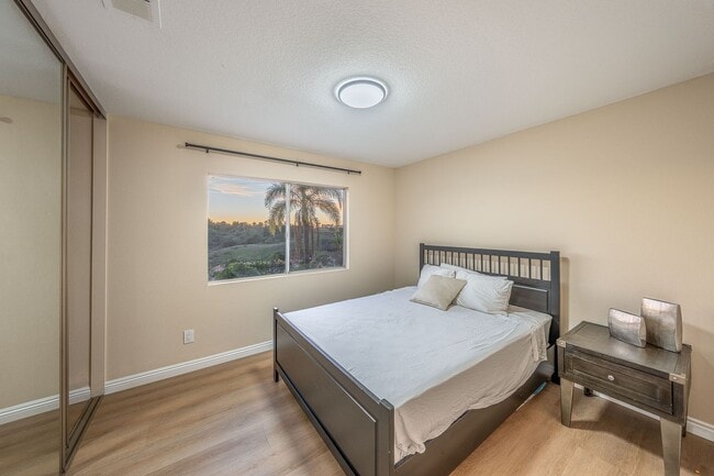 Building Photo - Fully furnished Canyon View 5 Bed Single Family