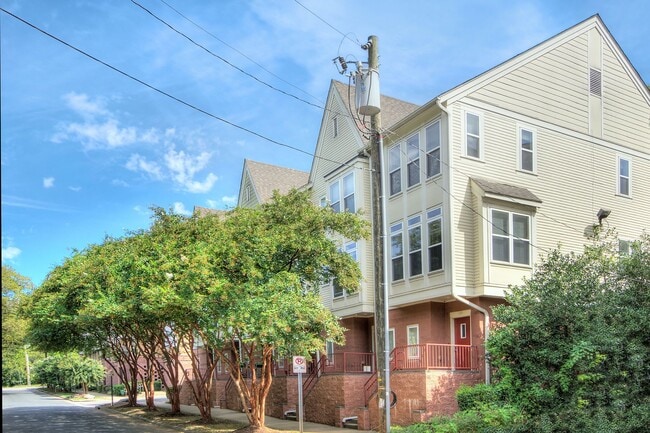 Building Photo - 135 S Sycamore St