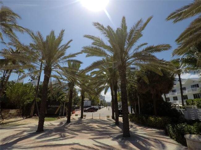 Building Photo - 1800 Collins Ave