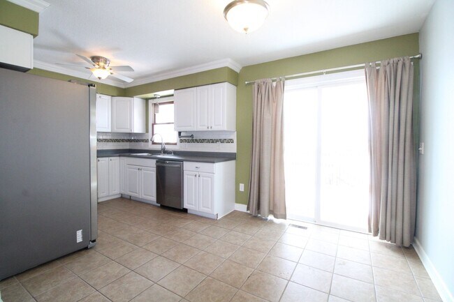Building Photo - QUIET NEIGHBORHOOD!!  3 Bedroom, 1.5 Bath Home in Norwalk