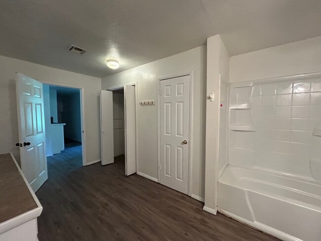 Building Photo - 712 Lakeview Dr