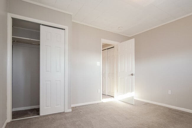 Building Photo - 1260 Summerlea Ave