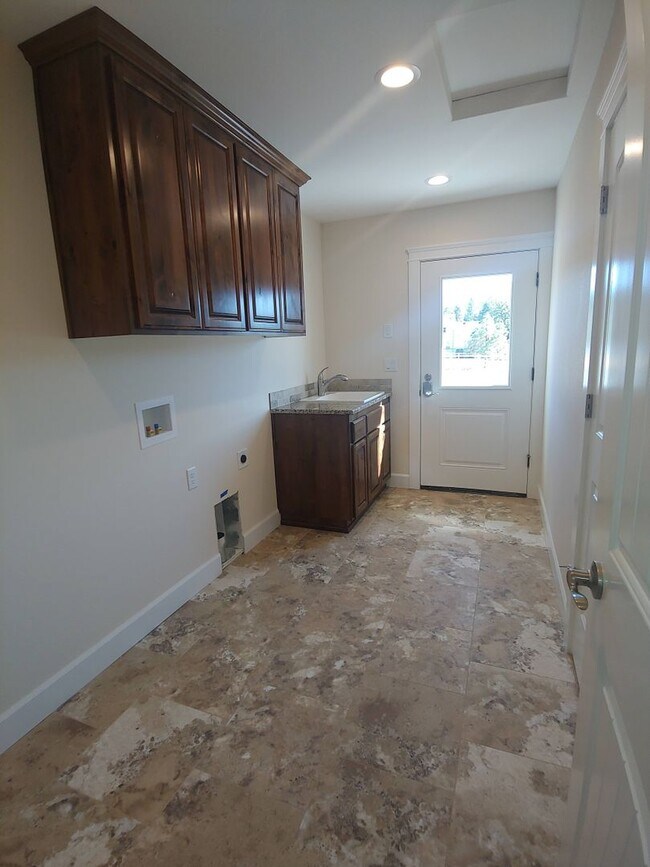 Building Photo - Custom built 3 bedroom, 2.5 bath home with...