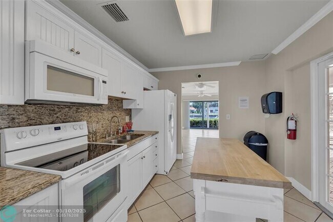 Building Photo - 160 Cypress Club Dr