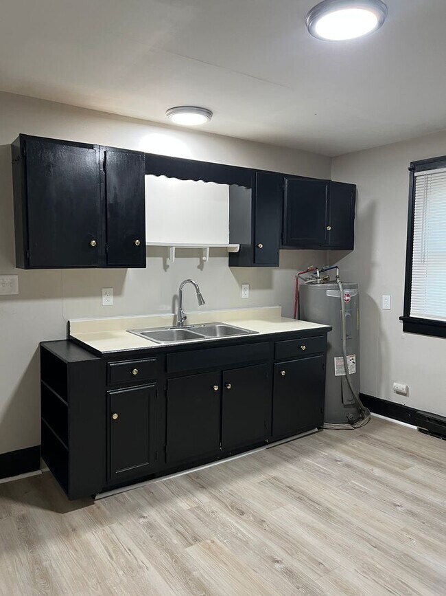 Building Photo - 1247 W Lee St