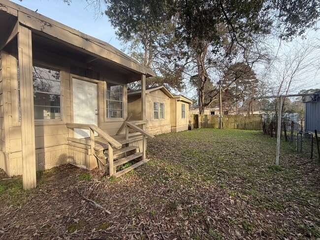 Building Photo - 16584 Lakeway Cir