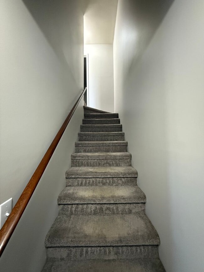 Building Photo - W Ray