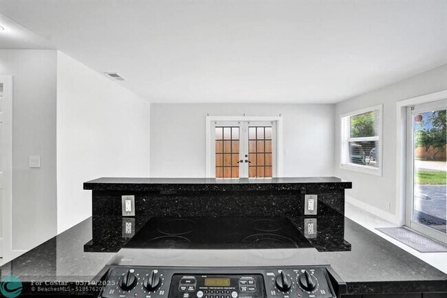 Building Photo - 802 SW 12th Ct