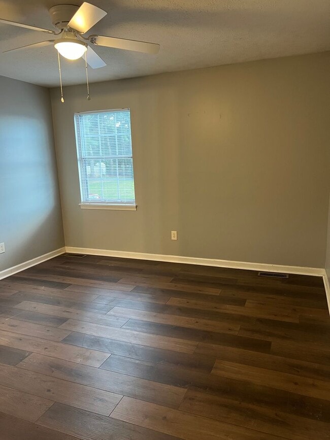 Building Photo - 122 Pebble Ct