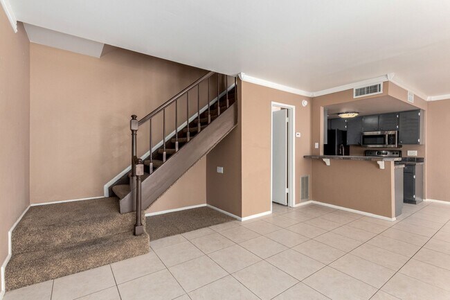 Building Photo - Charming 2-Bed Townhome with Community Poo...