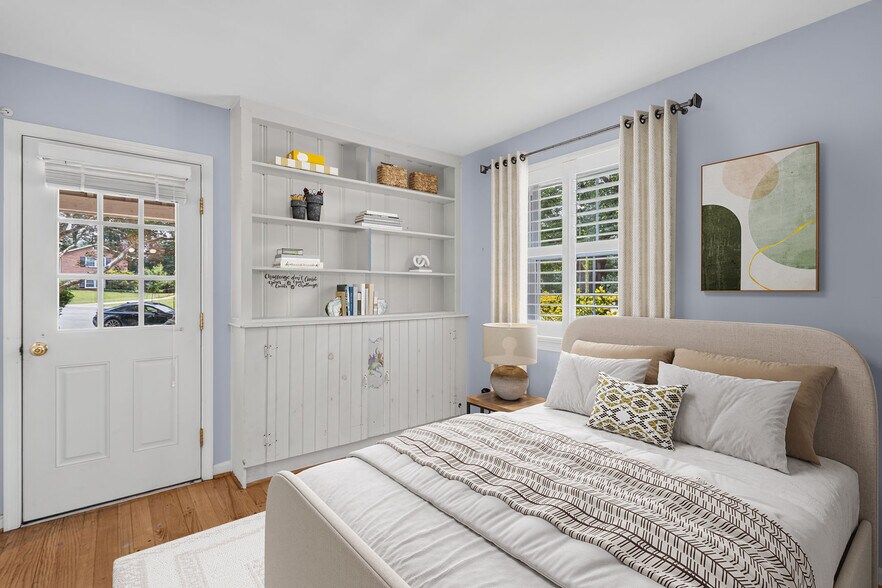 Bedroom on main level - 6905 Stonewood Ct