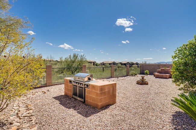 Building Photo - Rare find for this 4 bedroom/3 bath, exqui...