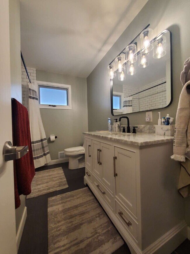 Building Photo - 4 bed 2 bath Comfortable and spacious single-family house, in NE Minneapolis