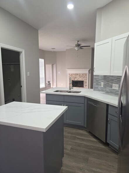 Kitchen - 15427 W Little York Rd