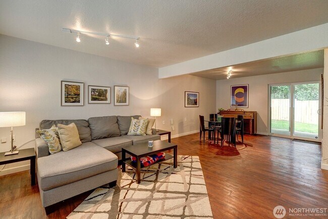 Building Photo - Stunning 4BR/2.5BA Home in Lake Forest Park ?