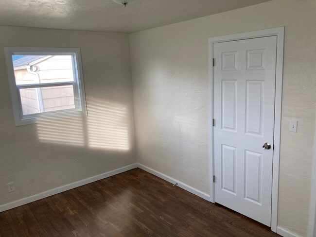 Building Photo - Beautifully updated 2 bedroom, 1 bath hous...