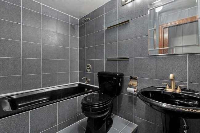 Building Photo - 110 E Delaware Pl