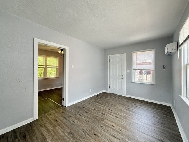 Building Photo - 711 18th Ave S