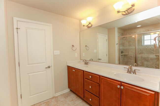 Building Photo - Exquisitely Maintained Move-in Ready!