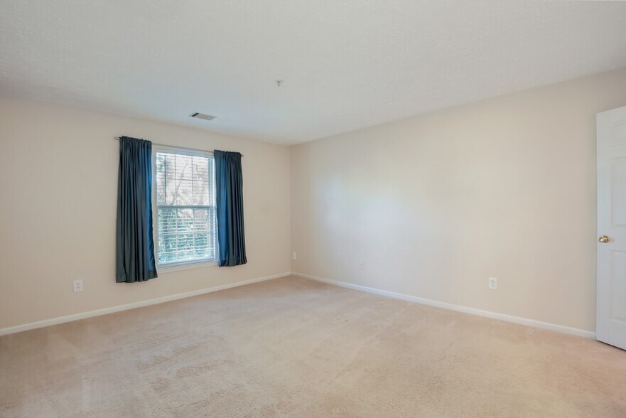 Building Photo - 13100 Briarcliff Terrace