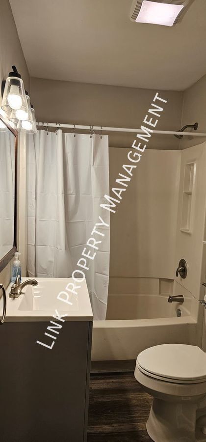 Building Photo - 2310 N Chamberlain Ave