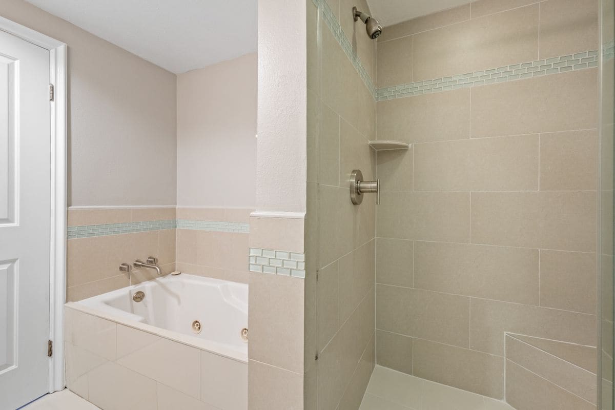 Building Photo - 1115 S Elm Dr