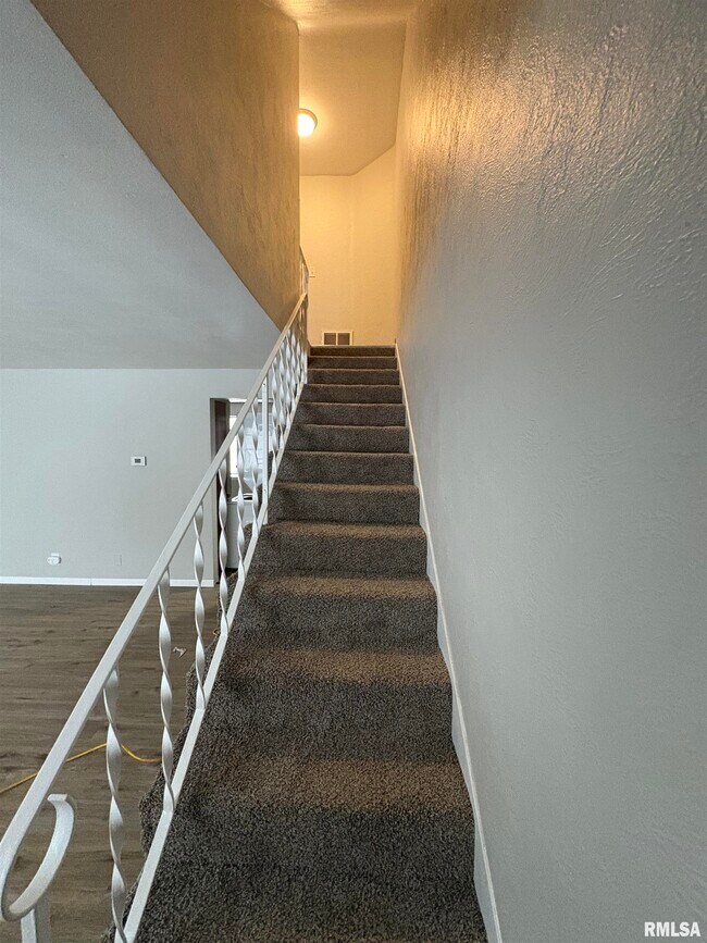 Building Photo - 760 E Shore Dr