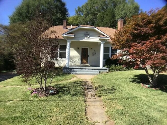 Building Photo - 808 3rd St SE