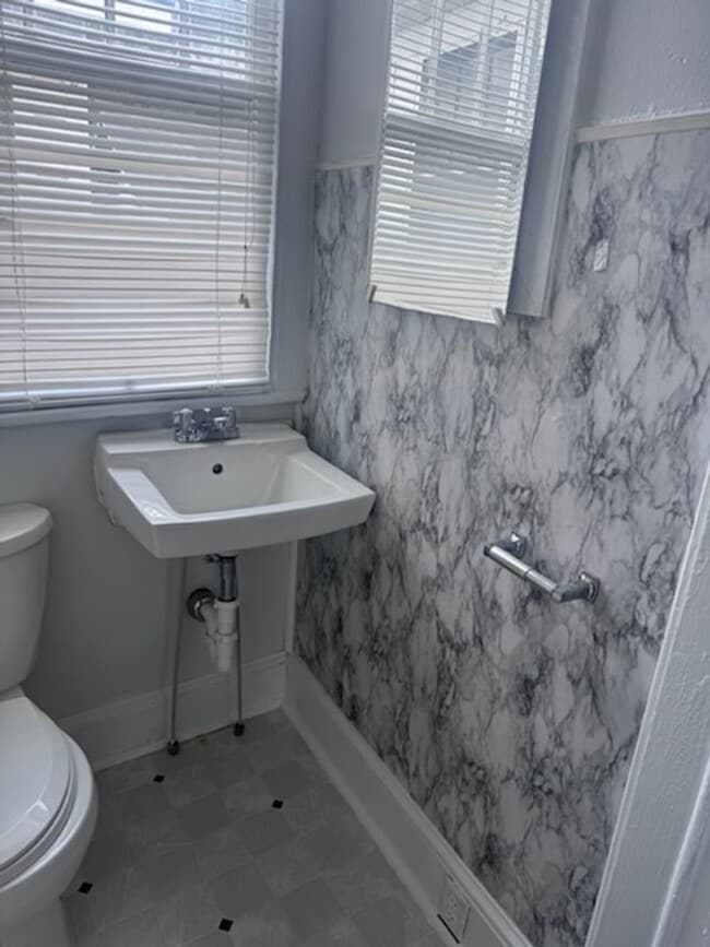 Building Photo - 2 Bedroom, 2 Bath walking distance to ECU