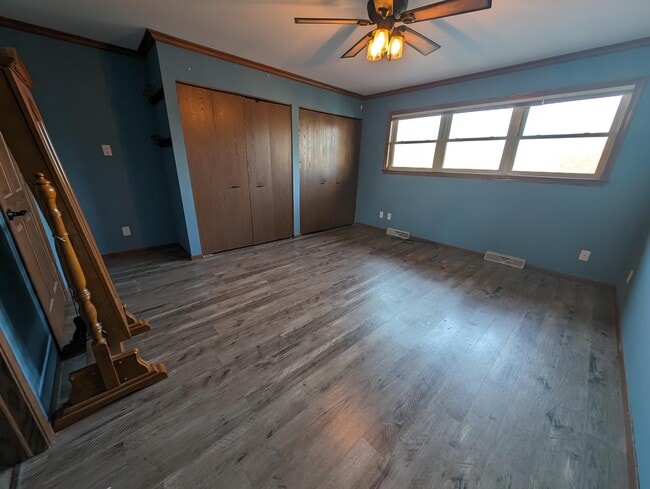 Building Photo - 607 Tamarack Dr W