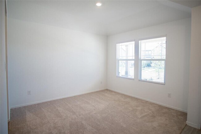 Building Photo - 153 Sormonne Lp