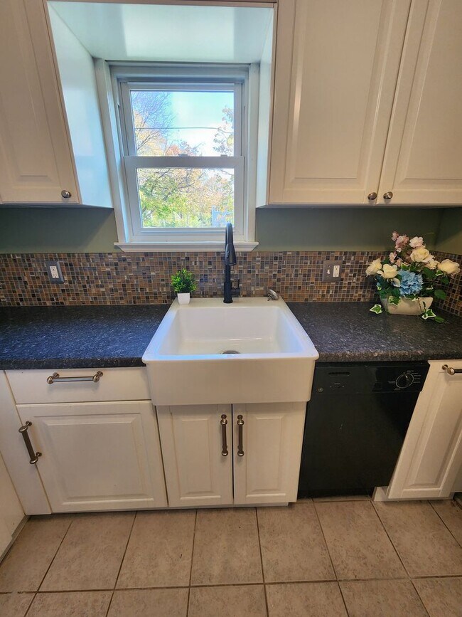 Building Photo - 97 E Emerling Ave