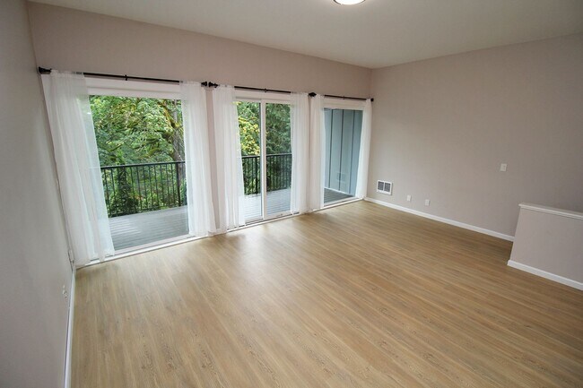 Building Photo - Fully Remodeled 3 Bedroom/2.5 Bathroom Lak...