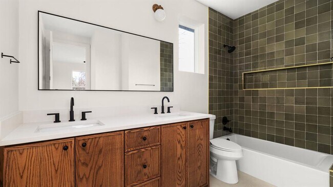 Building Photo - 4901 Gladeview Dr