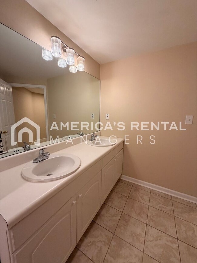 Building Photo - Spacious Five Bedroom Residence in Meadowbrook!