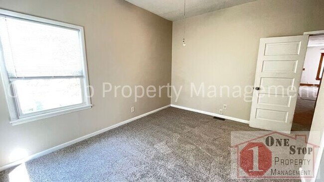Building Photo - Adorable 3 Bedroom, 1 Bathroom in Independ...