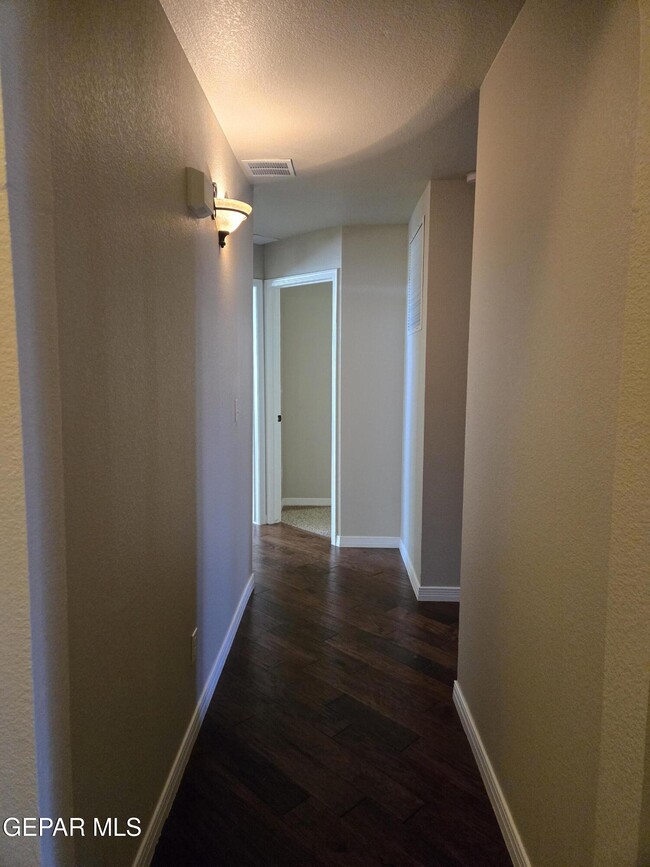 Building Photo - 6617 Cabana Del Sol Dr