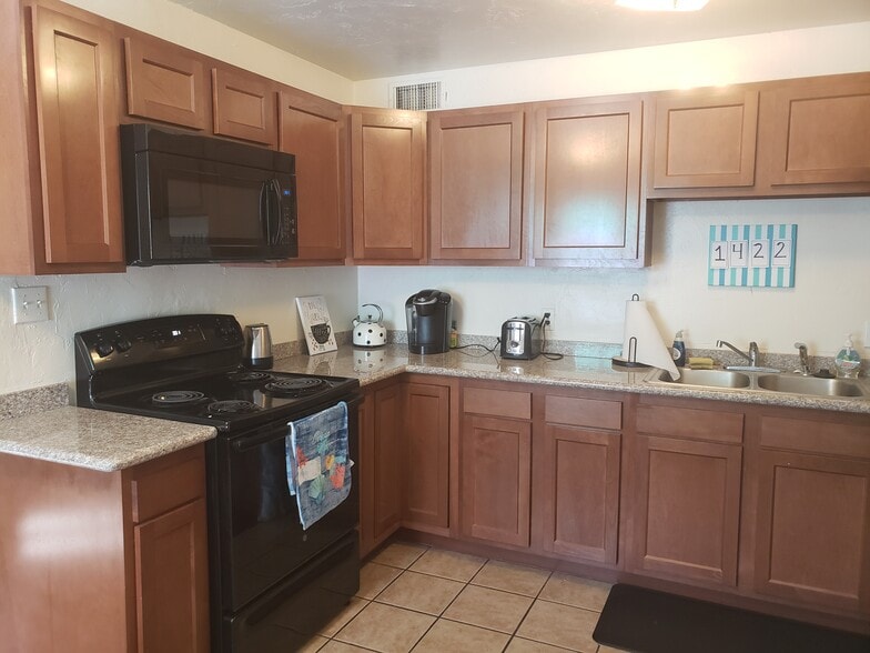 Kitchen - 1823 N Park Ave