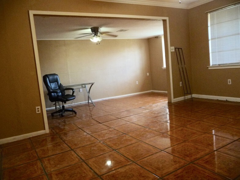 Living/Dining Room - 4932 Ithaca St