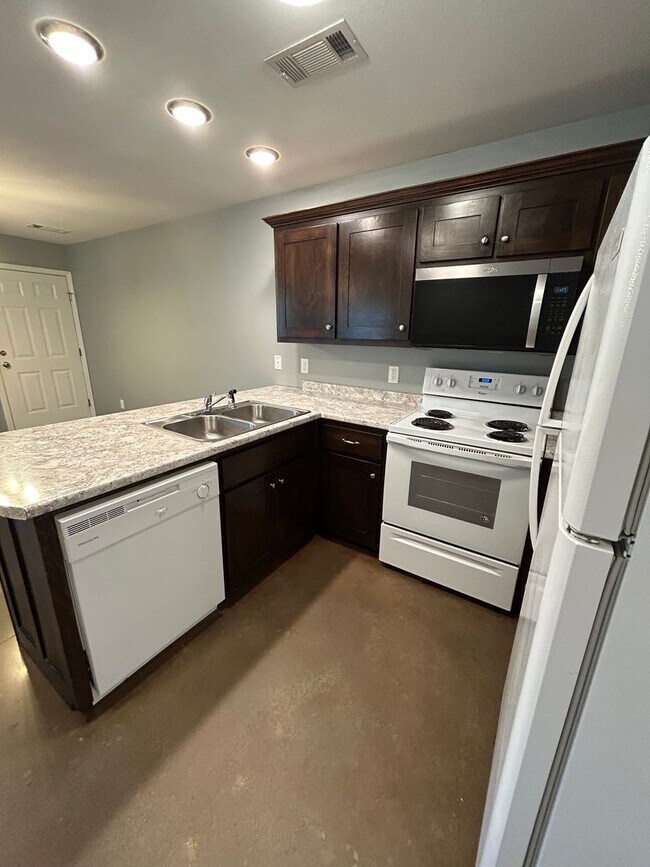 Building Photo - 117 Sequoya Dr