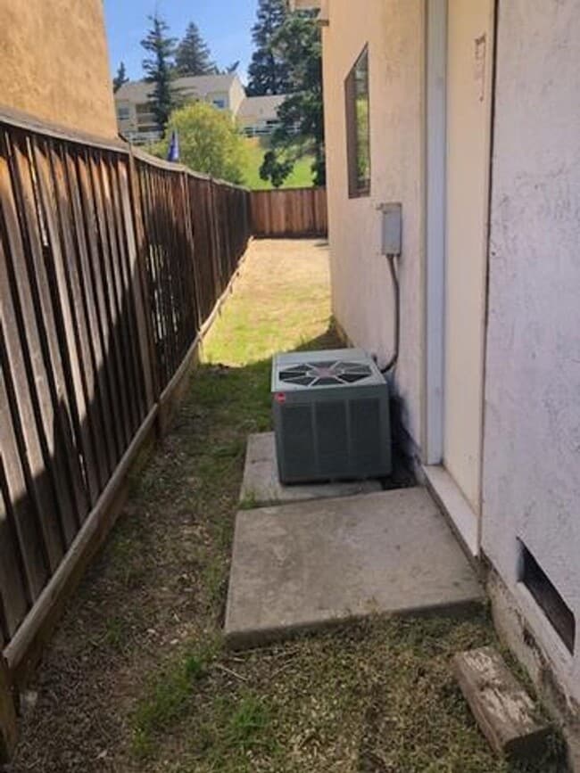 Building Photo - Hillcrest area 2 bedroom, 2 bath with 2 ca...