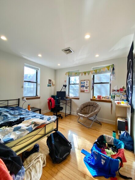 Building Photo - 100 Riverway