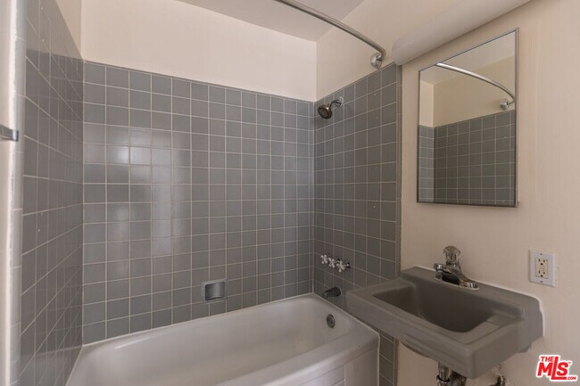 Building Photo - 1233 Barry Ave