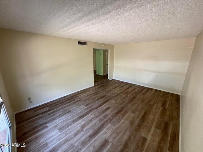 Building Photo - 2709 S Alder Dr