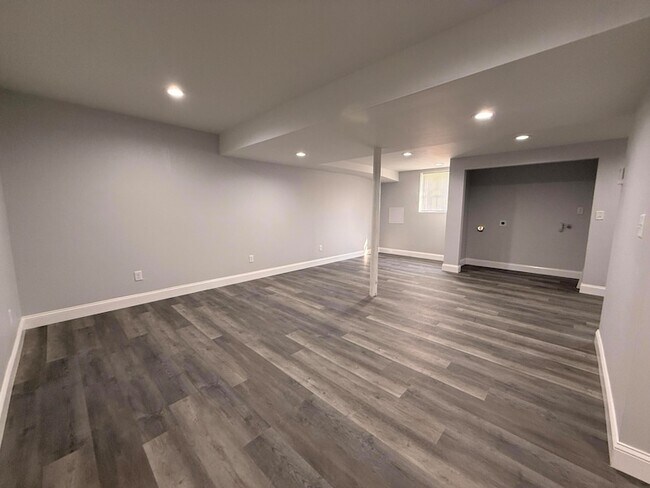 Building Photo - 7156 Holland Ln