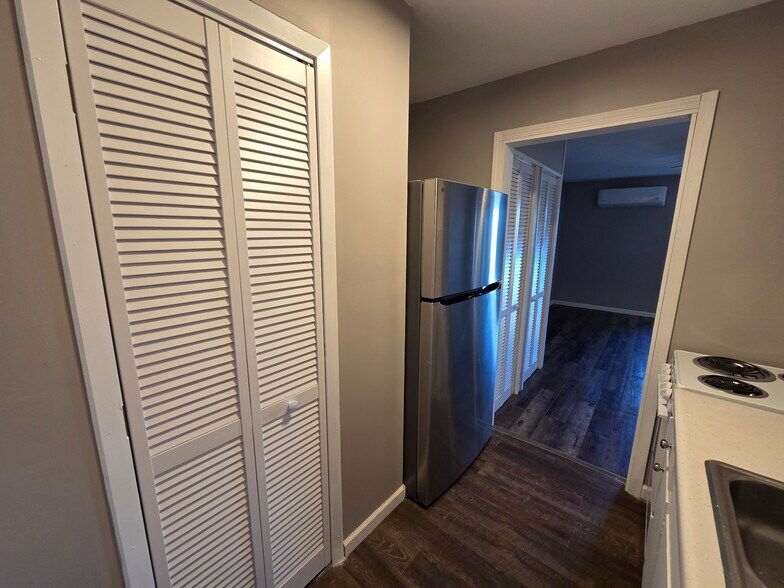 Building Photo - 734 N Country Acres Ave